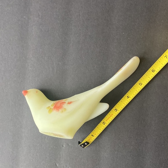 Vintage Fenton Long Tail Satin Custard Hand Painted Bird Figurine - Picture 5 of 9